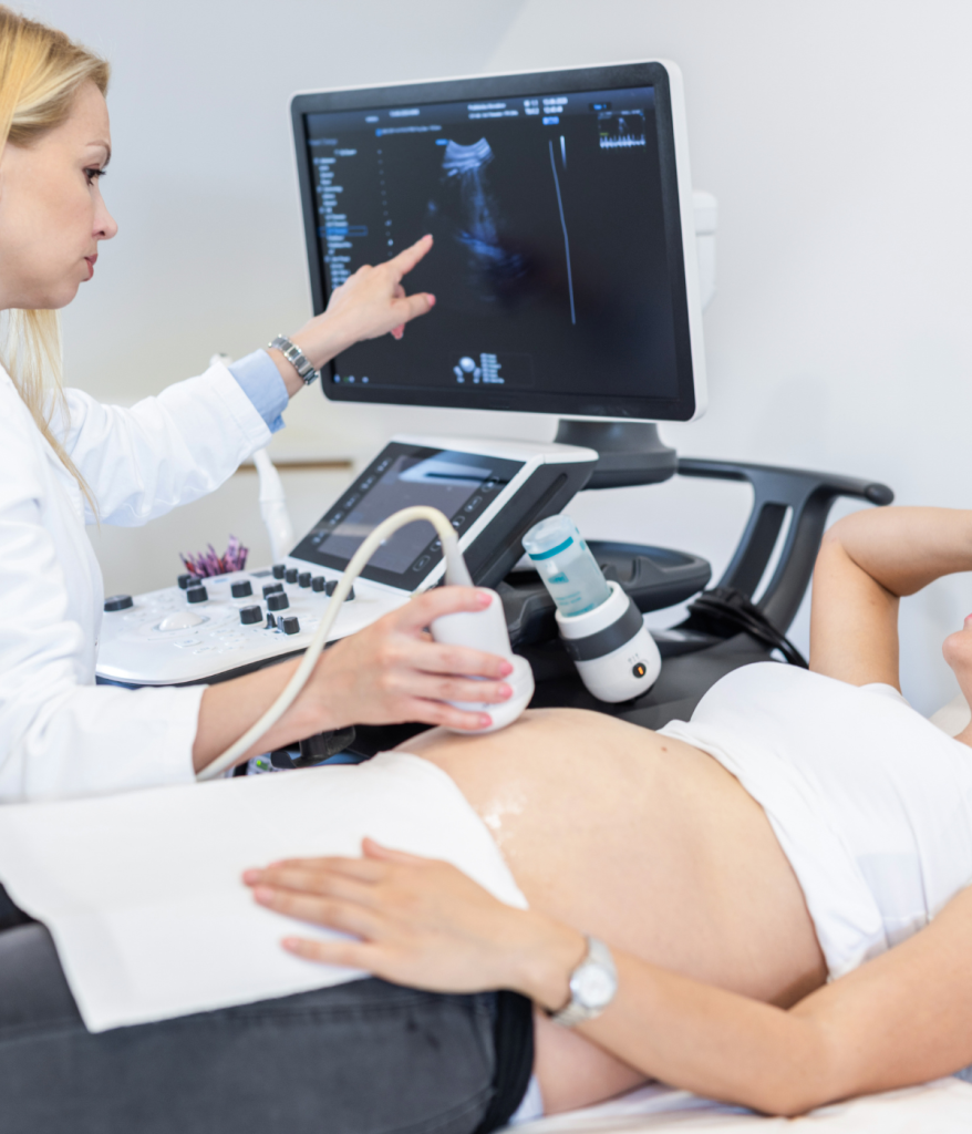 Échographie de grossesse réalisée lors d’un suivi médical
