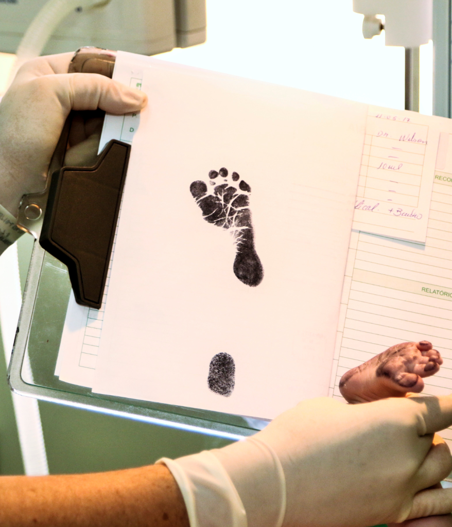 Carnet de santé et empreintes de pieds d’un nouveau-né