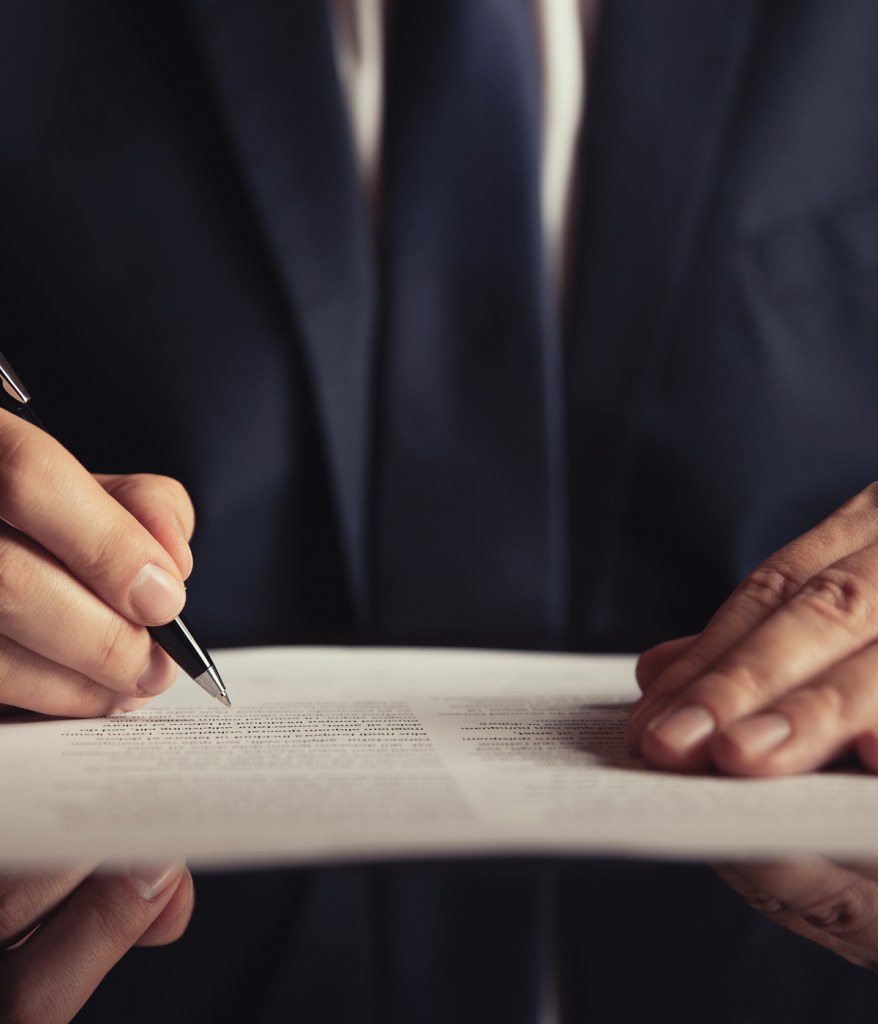 Personne consultant les garanties et remboursements d’un contrat de mutuelle santé