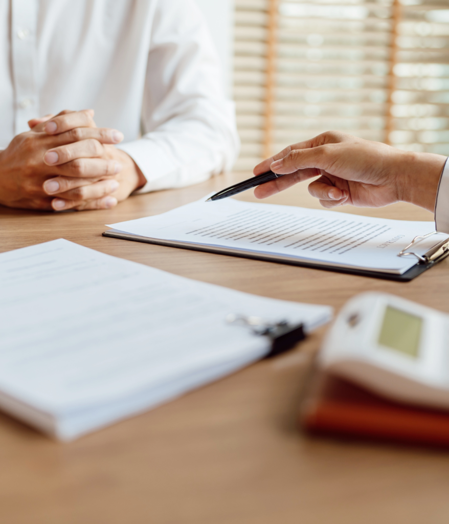 Personne consultant les remboursements de son contrat de mutuelle santé