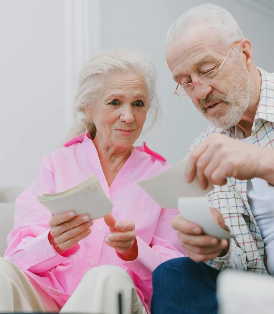 Femme et hommes senior souriants représentant des personnes à la retraite cherchant une mutuelle santé adaptée après 60 ans